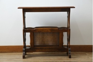 和製ヴィンテージ　美品　オールドカリモク　カリモク家具(karimoku)　COLONIAL(コロニアル)シリーズ　編み込まれたデザインがアクセントになった上品なマガジンラック付きのサイドテーブル　(R-084516)
