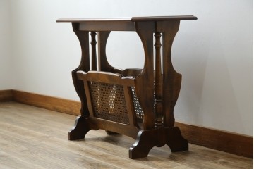 和製ヴィンテージ　美品　オールドカリモク　カリモク家具(karimoku)　COLONIAL(コロニアル)シリーズ　編み込まれたデザインがアクセントになった上品なマガジンラック付きのサイドテーブル　(R-084516)