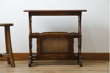 和製ヴィンテージ　美品　オールドカリモク　カリモク家具(karimoku)　COLONIAL(コロニアル)シリーズ　編み込まれたデザインがアクセントになった上品なマガジンラック付きのサイドテーブル　(R-084516)
