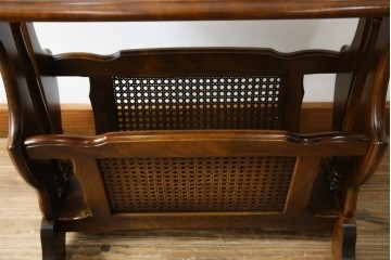 和製ヴィンテージ　美品　オールドカリモク　カリモク家具(karimoku)　COLONIAL(コロニアル)シリーズ　編み込まれたデザインがアクセントになった上品なマガジンラック付きのサイドテーブル　(R-084516)