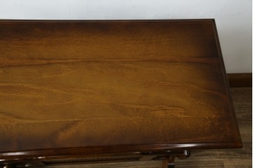 和製ヴィンテージ　美品　オールドカリモク　カリモク家具(karimoku)　COLONIAL(コロニアル)シリーズ　編み込まれたデザインがアクセントになった上品なマガジンラック付きのサイドテーブル　(R-084516)