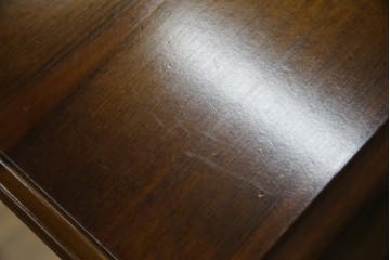 和製ヴィンテージ　美品　オールドカリモク　カリモク家具(karimoku)　COLONIAL(コロニアル)シリーズ　編み込まれたデザインがアクセントになった上品なマガジンラック付きのサイドテーブル　(R-084516)