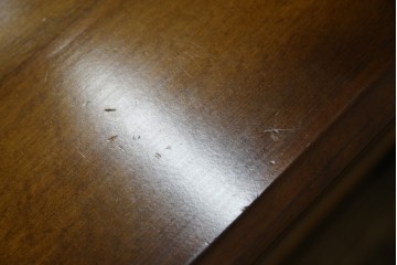 和製ヴィンテージ　美品　オールドカリモク　カリモク家具(karimoku)　COLONIAL(コロニアル)シリーズ　編み込まれたデザインがアクセントになった上品なマガジンラック付きのサイドテーブル　(R-084516)