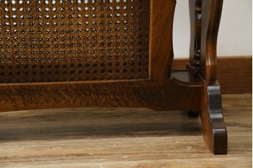 和製ヴィンテージ　美品　オールドカリモク　カリモク家具(karimoku)　COLONIAL(コロニアル)シリーズ　編み込まれたデザインがアクセントになった上品なマガジンラック付きのサイドテーブル　(R-084516)