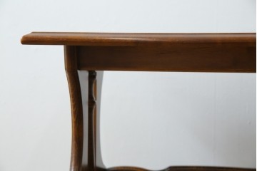 和製ヴィンテージ　美品　オールドカリモク　カリモク家具(karimoku)　COLONIAL(コロニアル)シリーズ　編み込まれたデザインがアクセントになった上品なマガジンラック付きのサイドテーブル　(R-084516)