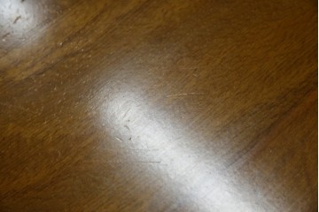 和製ヴィンテージ　美品　オールドカリモク　カリモク家具(karimoku)　COLONIAL(コロニアル)シリーズ　編み込まれたデザインがアクセントになった上品なマガジンラック付きのサイドテーブル　(R-084516)