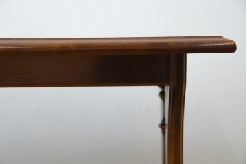 和製ヴィンテージ　美品　オールドカリモク　カリモク家具(karimoku)　COLONIAL(コロニアル)シリーズ　編み込まれたデザインがアクセントになった上品なマガジンラック付きのサイドテーブル　(R-084516)