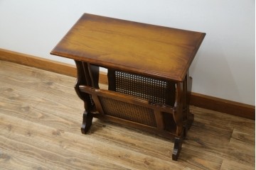 和製ヴィンテージ　美品　オールドカリモク　カリモク家具(karimoku)　COLONIAL(コロニアル)シリーズ　編み込まれたデザインがアクセントになった上品なマガジンラック付きのサイドテーブル　(R-084516)