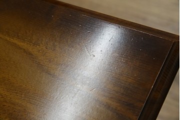 和製ヴィンテージ　美品　オールドカリモク　カリモク家具(karimoku)　COLONIAL(コロニアル)シリーズ　編み込まれたデザインがアクセントになった上品なマガジンラック付きのサイドテーブル　(R-084516)