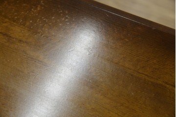 和製ヴィンテージ　美品　オールドカリモク　カリモク家具(karimoku)　COLONIAL(コロニアル)シリーズ　編み込まれたデザインがアクセントになった上品なマガジンラック付きのサイドテーブル　(R-084516)