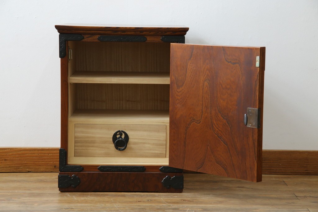 中古　岩谷堂箪笥　黒々とした立派な金具が目を引く伝統と格式を纏う小箪笥　(R-084517)