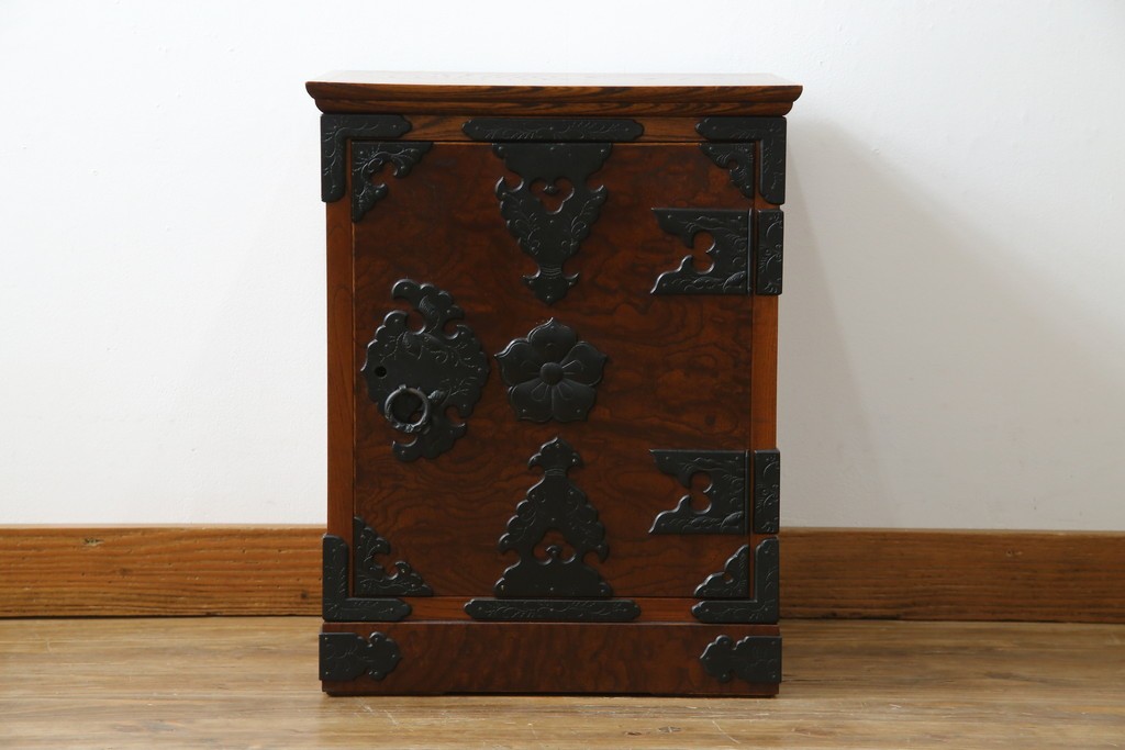 中古　岩谷堂箪笥　黒々とした立派な金具が目を引く伝統と格式を纏う小箪笥　(R-084517)