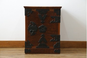 中古　岩谷堂箪笥　黒々とした立派な金具が目を引く伝統と格式を纏う小箪笥　(R-084517)