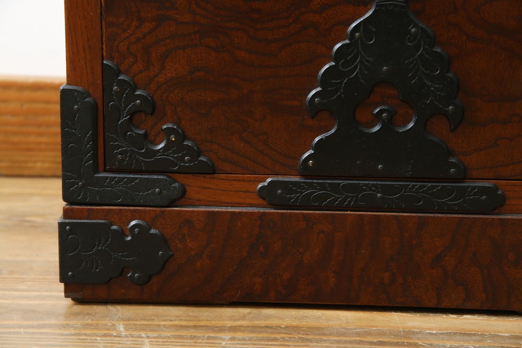 中古　岩谷堂箪笥　黒々とした立派な金具が目を引く伝統と格式を纏う小箪笥　(R-084517)