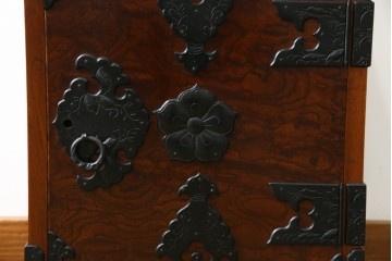 中古　岩谷堂箪笥　黒々とした立派な金具が目を引く伝統と格式を纏う小箪笥　(R-084517)