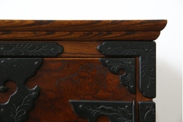 中古　岩谷堂箪笥　黒々とした立派な金具が目を引く伝統と格式を纏う小箪笥　(R-084517)