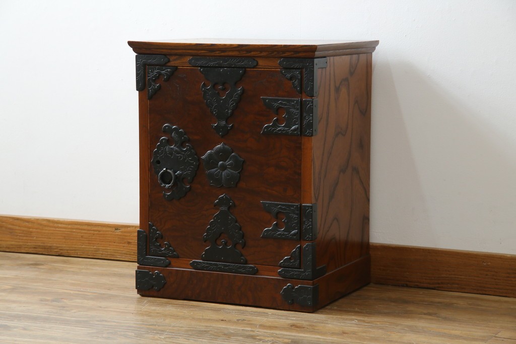 中古　岩谷堂箪笥　黒々とした立派な金具が目を引く伝統と格式を纏う小箪笥　(R-084517)