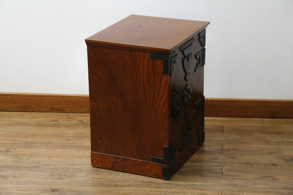 中古　岩谷堂箪笥　黒々とした立派な金具が目を引く伝統と格式を纏う小箪笥　(R-084517)