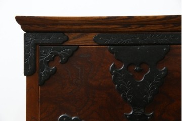 中古　岩谷堂箪笥　黒々とした立派な金具が目を引く伝統と格式を纏う小箪笥　(R-084517)