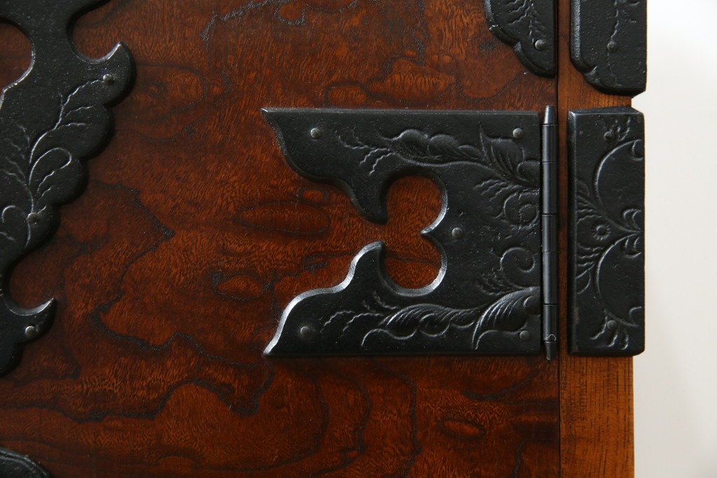 中古　岩谷堂箪笥　黒々とした立派な金具が目を引く伝統と格式を纏う小箪笥　(R-084517)