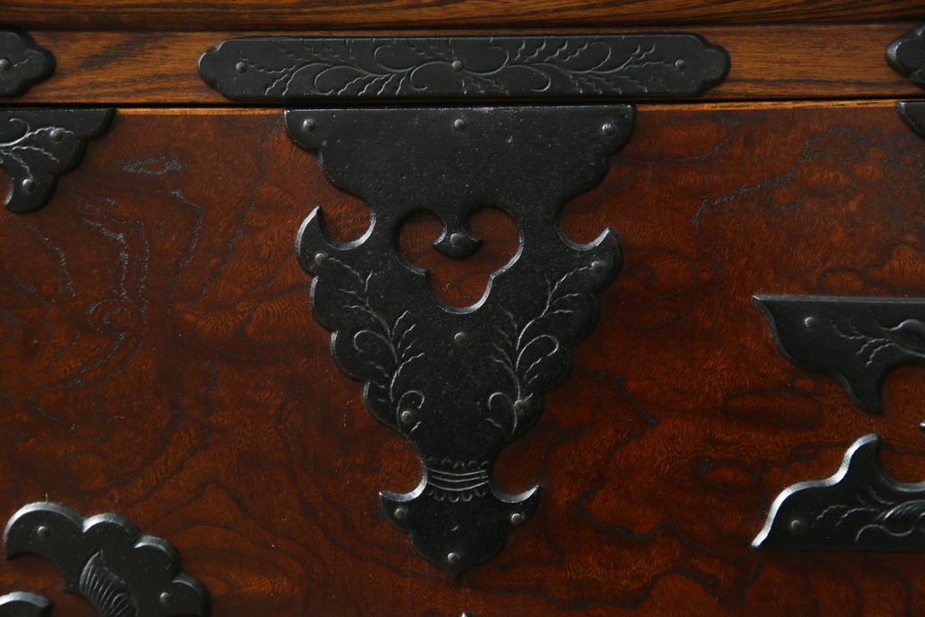 中古　岩谷堂箪笥　黒々とした立派な金具が目を引く伝統と格式を纏う小箪笥　(R-084517)