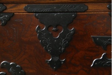 中古　岩谷堂箪笥　黒々とした立派な金具が目を引く伝統と格式を纏う小箪笥　(R-084517)