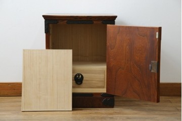 中古　岩谷堂箪笥　黒々とした立派な金具が目を引く伝統と格式を纏う小箪笥　(R-084517)