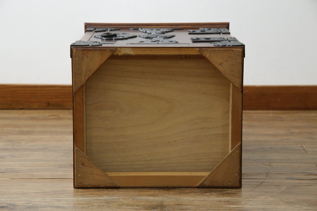 中古　岩谷堂箪笥　黒々とした立派な金具が目を引く伝統と格式を纏う小箪笥　(R-084517)