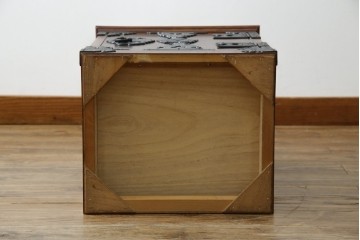 中古　岩谷堂箪笥　黒々とした立派な金具が目を引く伝統と格式を纏う小箪笥　(R-084517)