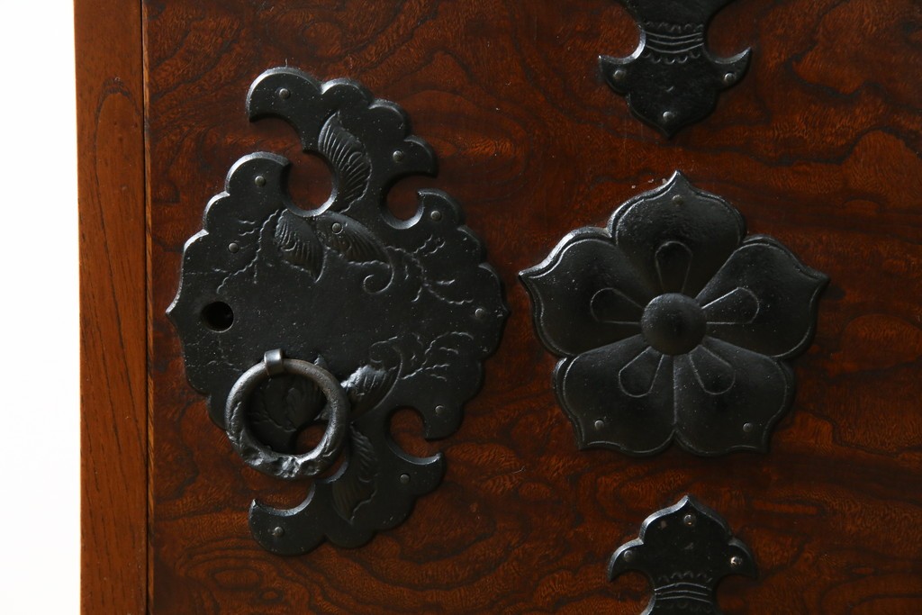 中古　岩谷堂箪笥　黒々とした立派な金具が目を引く伝統と格式を纏う小箪笥　(R-084517)