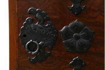 中古　岩谷堂箪笥　黒々とした立派な金具が目を引く伝統と格式を纏う小箪笥　(R-084517)