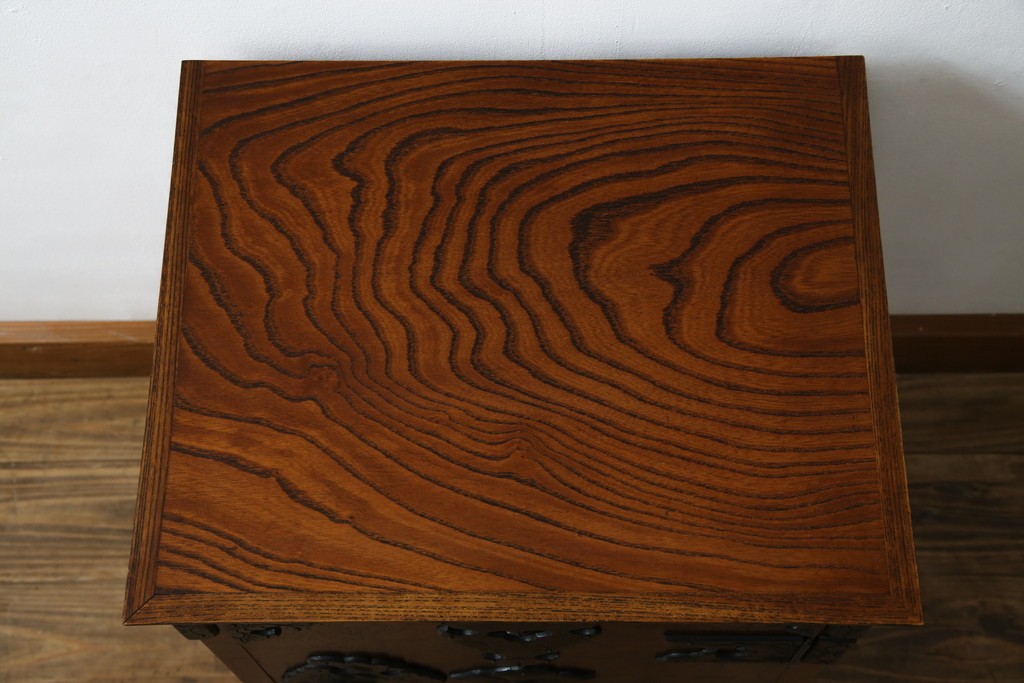 中古　岩谷堂箪笥　黒々とした立派な金具が目を引く伝統と格式を纏う小箪笥　(R-084517)