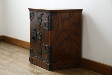 中古　岩谷堂箪笥　黒々とした立派な金具が目を引く伝統と格式を纏う小箪笥　(R-084517)