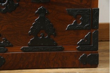 中古　岩谷堂箪笥　黒々とした立派な金具が目を引く伝統と格式を纏う小箪笥　(R-084517)