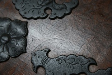 中古　岩谷堂箪笥　黒々とした立派な金具が目を引く伝統と格式を纏う小箪笥　(R-084517)