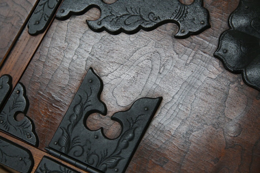 中古　岩谷堂箪笥　黒々とした立派な金具が目を引く伝統と格式を纏う小箪笥　(R-084517)