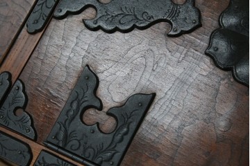 中古　岩谷堂箪笥　黒々とした立派な金具が目を引く伝統と格式を纏う小箪笥　(R-084517)