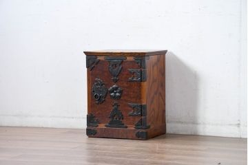 中古　美品　岩谷堂箪笥　黒々とした立派な金具が目を引く伝統と格式を纏う小箪笥(小型開き戸箪笥、船箪笥、小引き出し、小物収納)(R-084517)