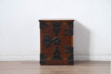 中古　美品　岩谷堂箪笥　黒々とした立派な金具が目を引く伝統と格式を纏う小箪笥(小型開き戸箪笥、船箪笥、小引き出し、小物収納)(R-084517)