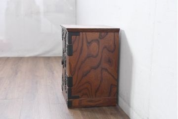 中古　美品　岩谷堂箪笥　黒々とした立派な金具が目を引く伝統と格式を纏う小箪笥(小型開き戸箪笥、船箪笥、小引き出し、小物収納)(R-084517)