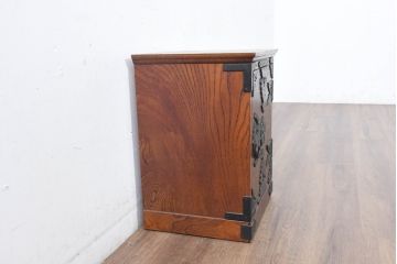 中古　美品　岩谷堂箪笥　黒々とした立派な金具が目を引く伝統と格式を纏う小箪笥(小型開き戸箪笥、船箪笥、小引き出し、小物収納)(R-084517)