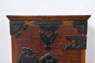 中古　美品　岩谷堂箪笥　黒々とした立派な金具が目を引く伝統と格式を纏う小箪笥(小型開き戸箪笥、船箪笥、小引き出し、小物収納)(R-084517)