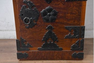 中古　美品　岩谷堂箪笥　黒々とした立派な金具が目を引く伝統と格式を纏う小箪笥(小型開き戸箪笥、船箪笥、小引き出し、小物収納)(R-084517)