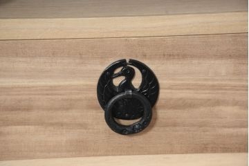 中古　美品　岩谷堂箪笥　黒々とした立派な金具が目を引く伝統と格式を纏う小箪笥(小型開き戸箪笥、船箪笥、小引き出し、小物収納)(R-084517)