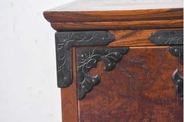中古　美品　岩谷堂箪笥　黒々とした立派な金具が目を引く伝統と格式を纏う小箪笥(小型開き戸箪笥、船箪笥、小引き出し、小物収納)(R-084517)
