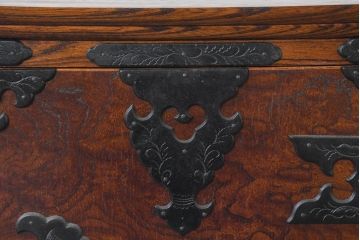 中古　美品　岩谷堂箪笥　黒々とした立派な金具が目を引く伝統と格式を纏う小箪笥(小型開き戸箪笥、船箪笥、小引き出し、小物収納)(R-084517)