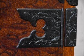 中古　美品　岩谷堂箪笥　黒々とした立派な金具が目を引く伝統と格式を纏う小箪笥(小型開き戸箪笥、船箪笥、小引き出し、小物収納)(R-084517)