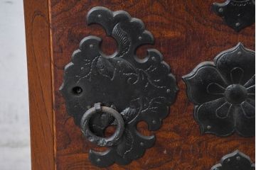 中古　美品　岩谷堂箪笥　黒々とした立派な金具が目を引く伝統と格式を纏う小箪笥(小型開き戸箪笥、船箪笥、小引き出し、小物収納)(R-084517)