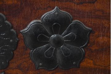 中古　美品　岩谷堂箪笥　黒々とした立派な金具が目を引く伝統と格式を纏う小箪笥(小型開き戸箪笥、船箪笥、小引き出し、小物収納)(R-084517)