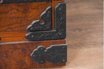 中古　美品　岩谷堂箪笥　黒々とした立派な金具が目を引く伝統と格式を纏う小箪笥(小型開き戸箪笥、船箪笥、小引き出し、小物収納)(R-084517)